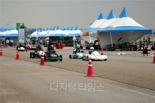 교통안전공단이 미래친환경자동차 산업을 이끌 차세대 인재 발굴 및 육성을 위해 국제대학생 창작자동차 경진대회를 실시한다. 사진은 지난해 대회에서 대학생들이 경주하는 모습. <교통안전공단 제공>